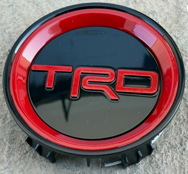 Imágen de copa TRD PT-280-89210-F2 color negro con aro rojo y letras TRD en relieve color rojo.